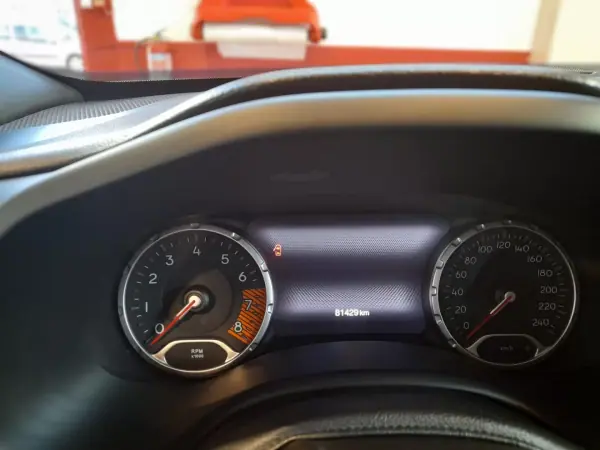 Jeep Renegade 2020 - 17990 EUR, 81429 km - AUTO.MOTO.pt - 81429km - foto 13 de 16